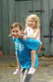 Anna und Leonie beim "Pferchen spielen"